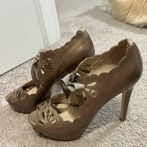 Metallic Joan & David “Cicilee” Scalloped Ribbon Tie Mary Jane’s, size 7.5.